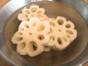 お正月の、筑前煮や酢れんこんに使うれんこんの飾り切り 花れんこん なんですけど﻿ ﻿ コレ、レンジでチンしてからやってみてください‼️ ﻿去年ESSEのおせちの仕事で失敗しまくってキィーーーなって考えた末に編み出したワザなんで、どこの料理の教科書にも載ってないん