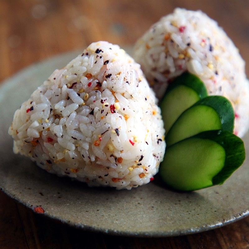 毎日食べても飽きない！」ササッと混ぜるだけの“おにぎり”レシピ10選クラシル