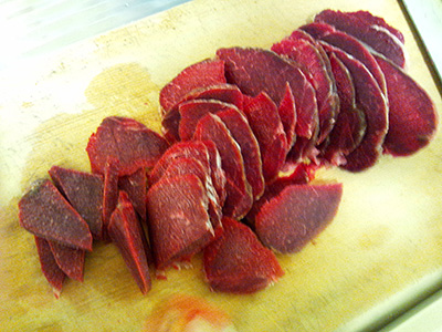 ジビエのプロ直伝!初心者でも簡単に鹿肉を美味しく調理できるレシピとは? – MOMIJI