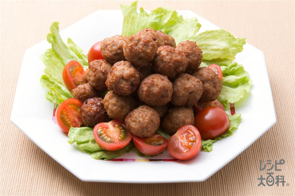 肉団子の甘酢あん。』 我が家のおべんとうの定番中の定番。レシピはピンあり最近は酢豚みたいに 玉ねぎやピーマン、パプリカを入れて1品で彩りアップを期待する。 おべんとう時間になると 甘酢の酸味でピーマンとかパプリカが色褪せしてしまうから 甘酢と和えずに