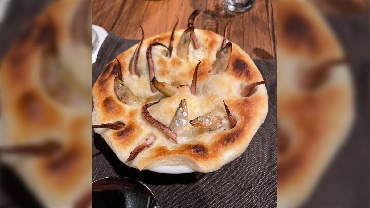 今日は元スタッフちゃんとシェフが嬉々として魚買いに行きました。, スターゲイジーパイ作ってました。, 英国の伝統料理なのだそうです。,見た目でサン値をけずり、しかし味はいい。がコンセプトだそうです。, すごく楽しそうでした。, 魚はカマスです。ぱすた屋REBFacebook