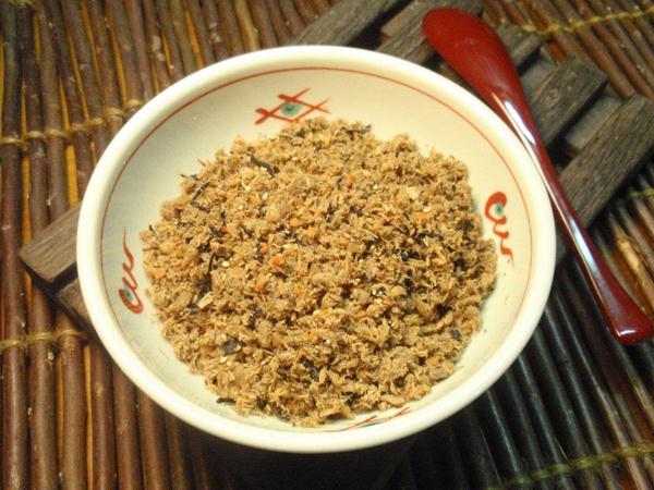 鯖の水煮缶と赤しそふりかけの炊き込みおむすび」の作り方のご紹介です＾＾フードコーディネーター温水ゆりこ Official Site