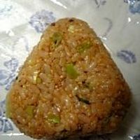 肉巻きおにぎりをさっぱり食べたい！ そんな時、紅生姜入れてみて😍 さっぱりして食べやすさもアップ！ 焼肉のタレとコチュジャンの味付けもうますぎるからやってみて🤤💓 ＼巻くだけ1分！毎日のお弁当を楽にするおにぎり👉@kuru_onigiri あとで見返したいときは