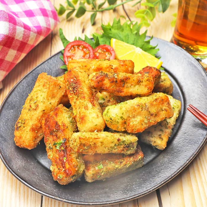 レシピはこちら← 今日はやみつきの青のりコンソメフライド長芋レシピをご紹介します🤗✨ 外はザクっと中はシャキッと🙌🏻やみつき食感に加えて、コンソメ＆青のりが香る味付けがめちゃウマです😋💕 みんなで取り合いになってあっという間になくなるやつですよ