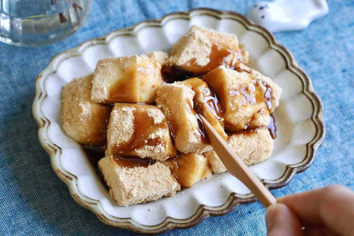 寝る前15分の初級おやつ 材料は片栗粉・牛乳・砂糖だけ。みずみずしい「癒しのミルクもち」 - 北欧、暮らしの道具店