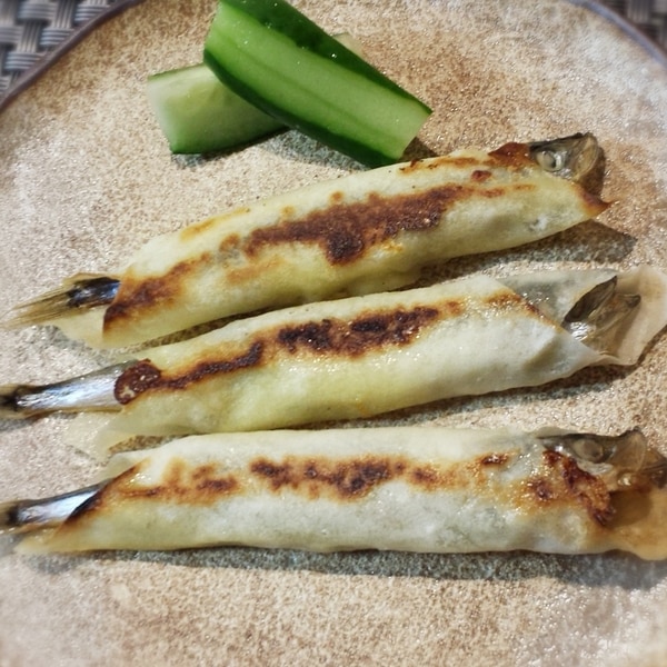 🌽春巻き3種な夜ごはん🌙 ▫️シソししゃも ▫️鶏梅紫蘇チーズ ▫️コーン海苔チーズ 味付けは鶏ひき肉にひとつまみの塩を混ぜておいてあとは素材の味のみ！ 食べる時に ・カレー塩 ・わさび醤油 をつけて楽しめます👌🏻🍛 パパには鶏梅紫蘇チーズ 1歳の息子にはコーン