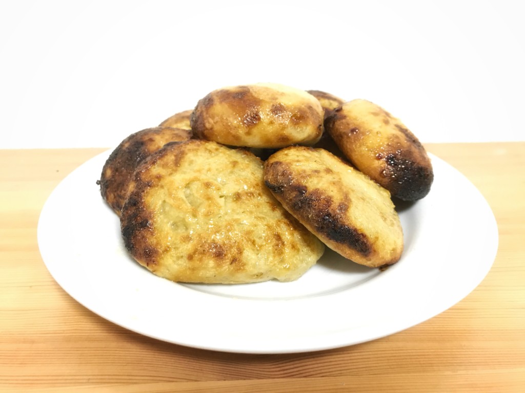 焼きまんじゅうのアレンジレシピの紹介です。 材料はもちろん温かい焼きまんじゅうとバニラアイスのみ。 焼まんじゅうとバニラアイスの甘さが絶妙にマッチします。バニラアイスを少し練ってから添えると程よい柔らかさになり食べやすくなります。 とっても簡単に作れる