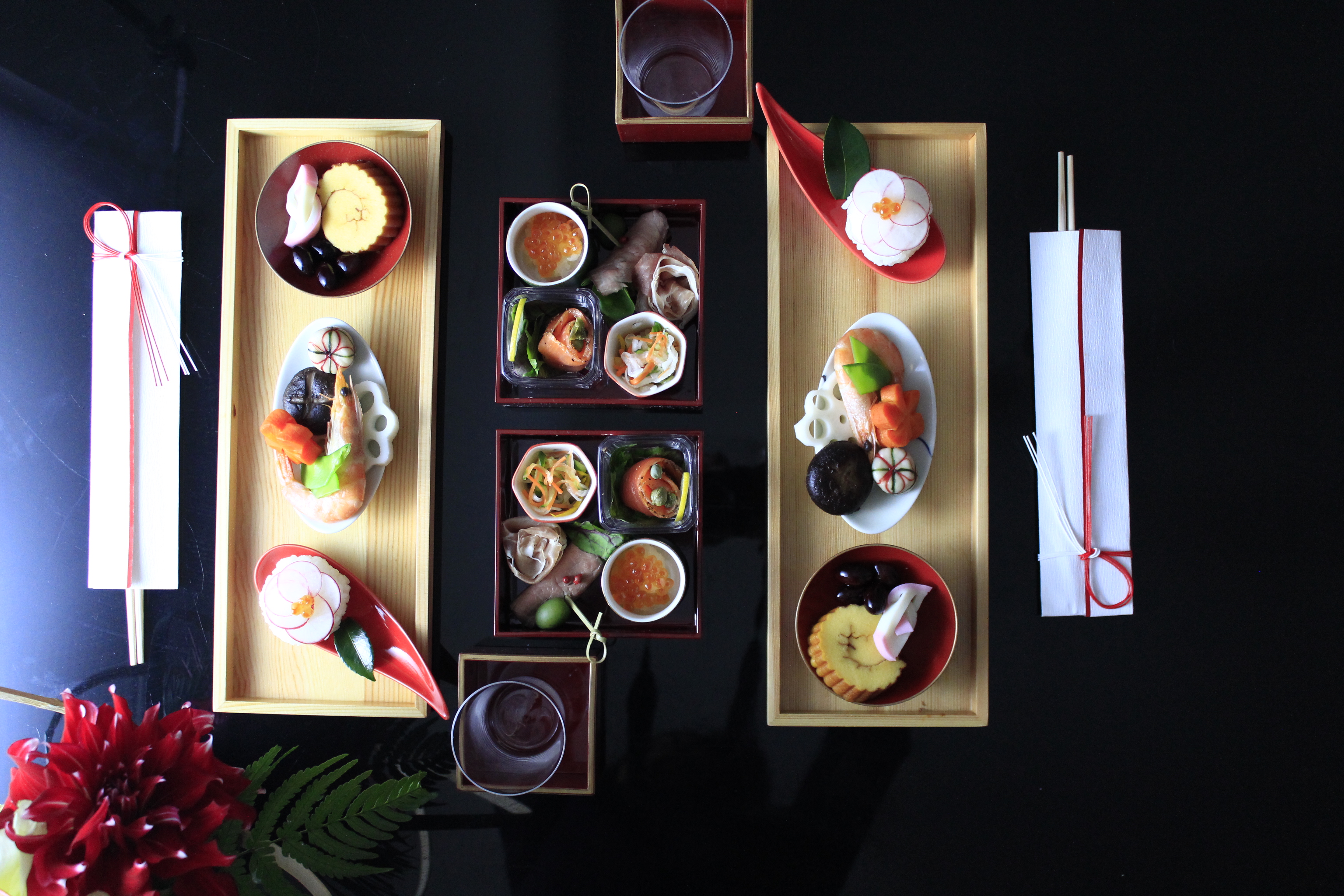 おせち盛り付けグッズを各100均で調査！飾り・重箱・食器も使える