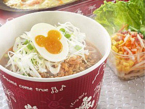 ミッキーゆで卵そっくりな寒天ゼリー🥛 お皿に置くだけだと卵に見えるので、スイーツっぽくアレンジしました😌🍊笑 ⁡さっぱりとしていて優しい甘さの牛乳寒天です☺️寒天なので固まるのも早く、短時間で作れちゃいます🧡 ⁡ ⁡ ⁡ ⁡ ⁡おうちディズニーhomecafe jelly