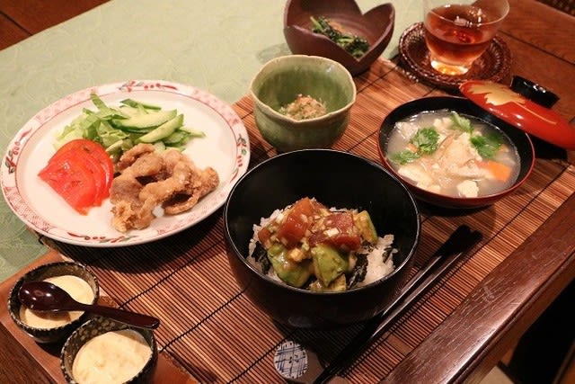 まぐろ漬け丼 の献立 副菜:油揚げと小松菜・もやしのにんにく炒め、汁物:豚バラとたっぷりねぎのみそ汁 献立・メニュー 味の素パーク たべる楽しさを、もっと