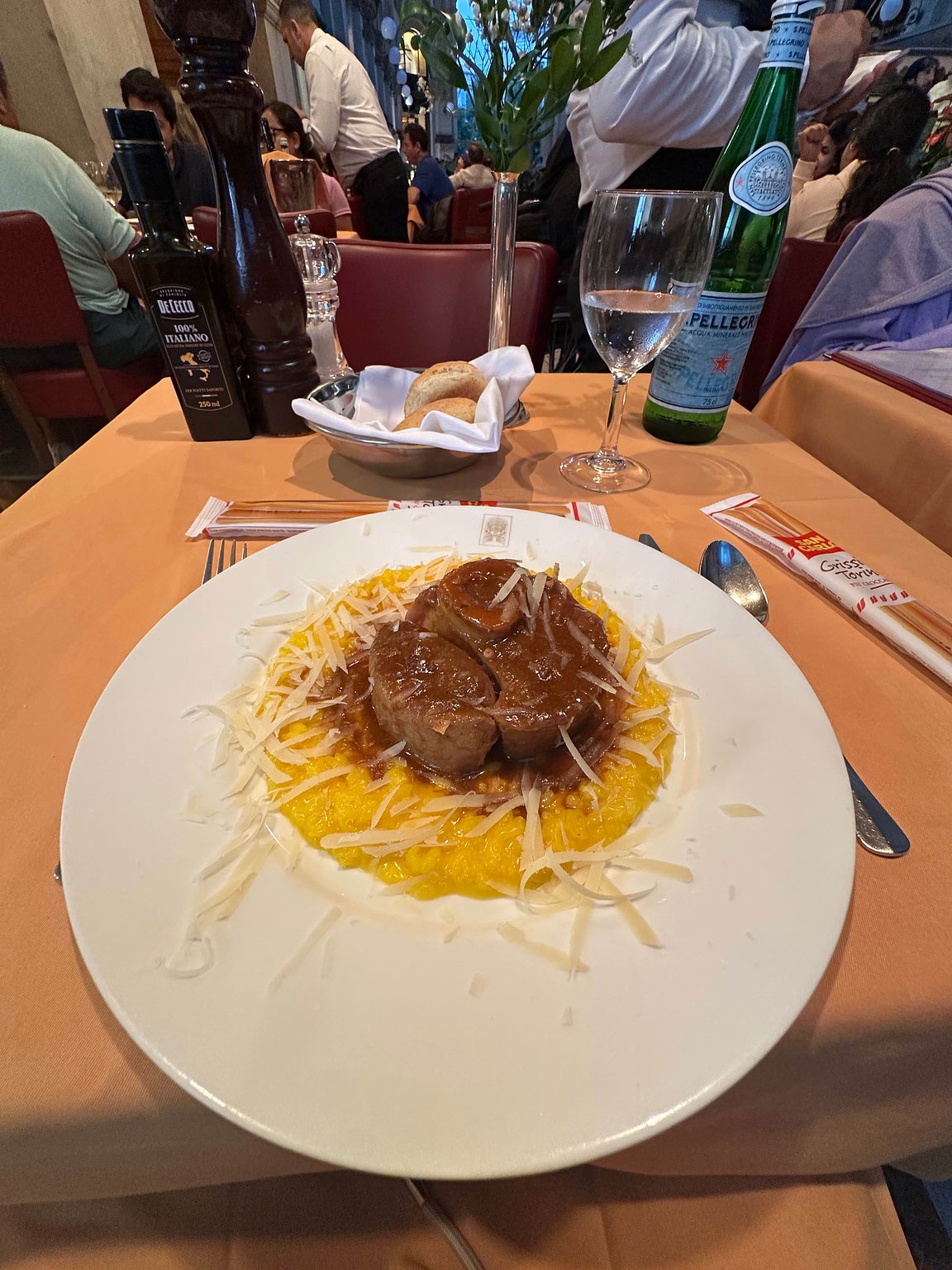 ミラノの名所ガレリアでジェラートを食べるなら』by takabo : RISTORANTE SAVINI - モンテ・ナポレオーネ通り イタリアン食べログ