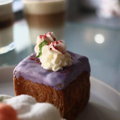 CAFE !Nカフェイン@cafein.jp ⁡ 📍 東京都新宿区大久保１-１２-２７ アイオスビル ２F 🚃東新宿駅から徒歩5分 新大久保駅から徒歩9分⁡ ☎不明 予約不可⁡ 🕒 月・火・水・木・金・土・日 11:00 - 23:00 ⁡定休日 無休？インスタで確認 ⁡ 🔍 ⁡ ⁡ 新大久保の大通り