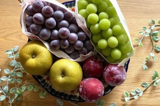 ぶどうの最盛期。9 月のタカノフルーツティアラ アフタヌーンティーセット＋季節のカットフルーツ食べ放題 は、ぶどうのカットフルーツ 食べ放題。産地を選んで食べ頃のぶどうを毎日ご提供いたします。株式会社タカノフルーツパーラーのプレスリリース