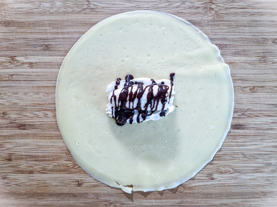 クレープの定番！ 『バナナ＆チョコ』のクレープ✨ 贅沢にチョコケーキやハーゲンダッツアイスがのってます😋 🍌バナナチョコショコラクリーム 🍌 チョコバナナクリームwithハーゲンダッツ どっちが食べたい？コメントで教えてね❣️クレープtutuクレープクレープ