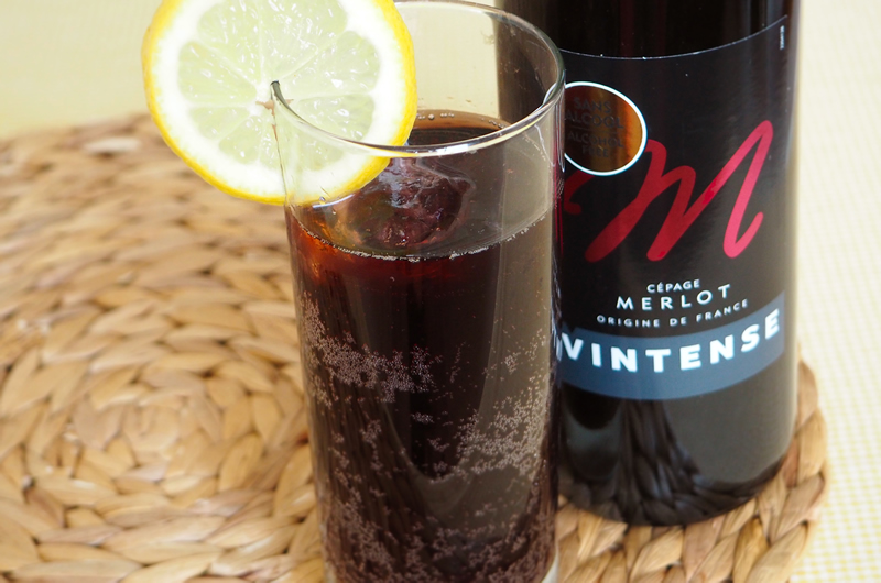 🌏✈️DUNBARのカクテルで世界一周 スペイン編🇪🇸,カリモーチョ Kalimotxo, 赤ワイン ×コーラ。まさかの組み合わせが、スペインのストリートで愛される一杯に。, 🍷 赤ワイン ライトボディ推奨 90ml, 🥤 コーラ 90ml, 🍋レモンスライス 1枚 お好みで , 氷を入れたグラスに1:1で注ぎ、軽くステア。, 最後にレモンを添えれば、爽やかさが一気にアップ。,