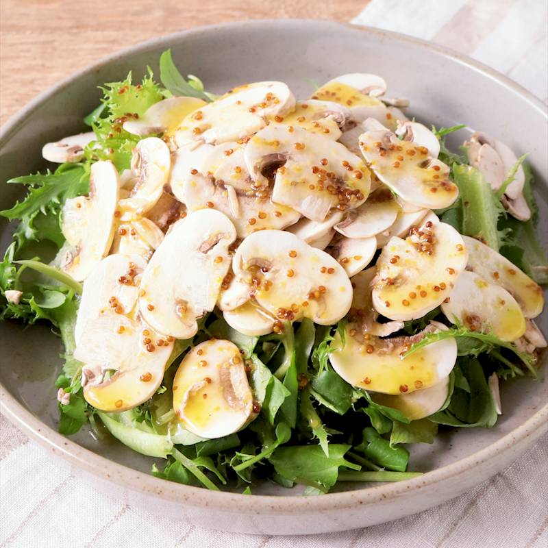 ○夜の人気定番 生のジャンボマッシュルームのサラダ 、ランチでもお試しできますよ！ - 日本橋箱崎町ビンチェ