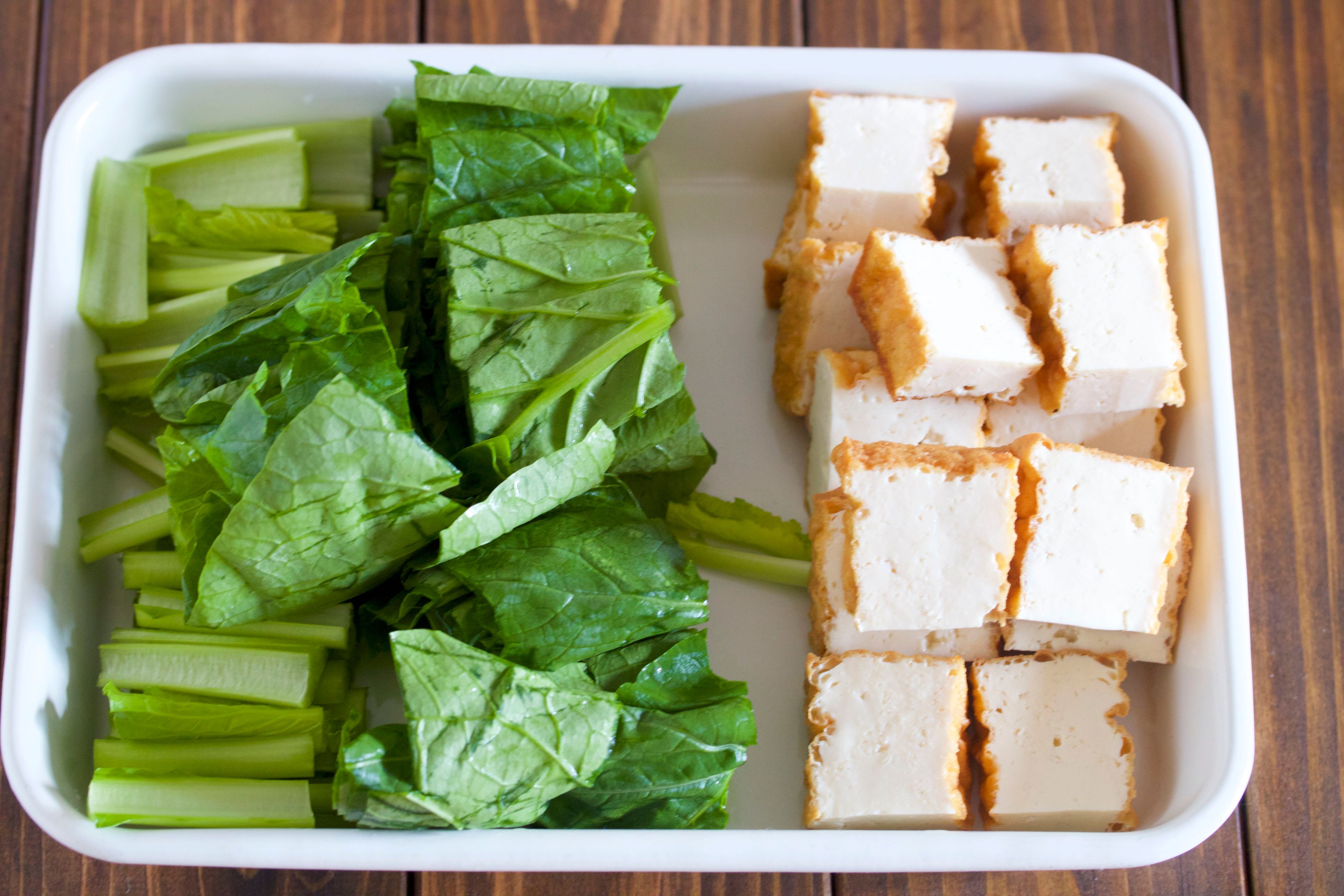 ご飯だべぇ *きのう何食べた？ の 小松菜と厚揚げの煮浸し * ◼︎材料 小松菜 2分の1束 厚揚げ 2分の1枚 ☆めんつゆ 2倍濃縮大さじ3☆水 3分の1カップ ☆みりん 小さじ1 * ◾️作り方 ①厚揚げをさっと茹でて油を抜き、食べやすい大きさに切ります。 私は縦半分に