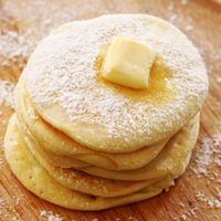 卵、乳製品、砂糖なし😳, バナナパンケーキです🥞, ⁡, ⁡, 離乳食はじまってさ, 色々調べるとさ, パンは○asco！って,よく記事を見てね、、, そこから添加物気になるようになりました🥺, そりゃーこどもが食べるものは安全がいいですよね🥺,手作りが1番いいとはわかっているもののそんな時間ない😭, でも！！！, 米粉なら本当に簡単に, 手作りおやつができちゃうんです🥹✨,