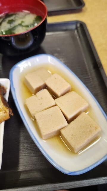 🍶081 下総屋食堂 しもふさやしょくどう 東京都墨田区横網1932 昭和7 年創業。東京大空襲から奇跡的に難を逃れ、当時と同じ建物で今でも営業を続けている、両国で朝から飲める老舗食堂｡かつて都内に513軒あったが今はもう3店舗ほどしか残っていない「東京都指定