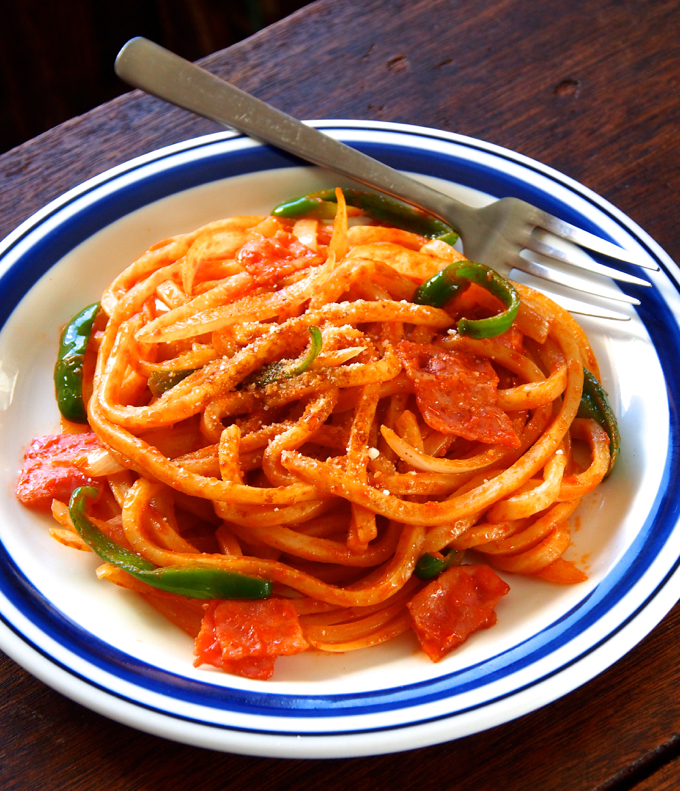 レンジで爆速！混ぜるだけのナポリタンうどん