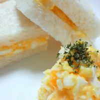 いつもの卵サンドにGreekギリシャヨーグルト を 使ってヘルシーサンドに。 マヨネーズの代わりにGreekギリシャヨーグルト を使うと食べ応えはしっかりとあり、マヨネーズを使うよりも さっぱりとした味わいでついつい進んでしまう一品に。 お好みの野菜や果物を