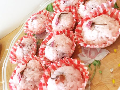 春をぎゅっと満喫できる。自家製さくらの塩漬け - らっきょう専門店とまりのつけもの