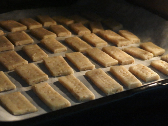 酒粕をそのまま焼いてシロップをかけるだけ!? 簡単でおいしい酒粕レシピ！「焼き酒粕」の作り方