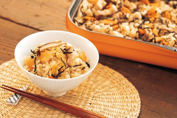 沖縄の炊き込みご飯、ジューシー。 沖縄県民にとっては欠かすことのできない郷土料理です。 豚肉やにんじん、しいたけなどの野菜を一緒に炊き込むのが一般的。このような炊き込みごはんのジューシーは正確には「クファ 硬 ジューシー」と呼び、汁気が多く雑炊状の