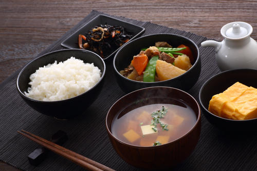 炊き込みごはんに合うおかず！かんたんレシピ15選暮らしのクリップ