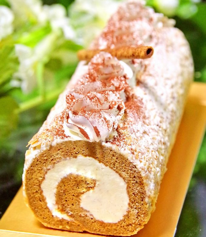 レンチンで簡単！絶品ロールケーキ,材料 , ・卵：２個, ・ホットケーキミックス：60g, ・砂糖：大さじ1, ・バター：10g,・牛乳：大さじ2, クリーム, ・生クリーム：200ml, ・グラニュー糖：20g,作り方 ,①バターと牛乳を入れ、600Wのレンジで30秒チン, ②卵、砂糖をハンドミキサーでよく混ぜる,③よく混ざったら、ホットケーキミックスを入れてゴムベラで混ぜる,