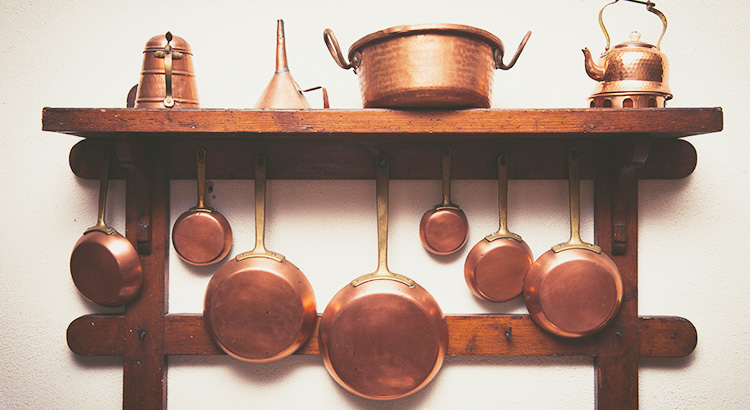 銅のフライパン やや小ぶりな銅のフライパン 小さな野菜のソテーや卵焼きなどを 焼くためのものとしてデザインしました 銅だから持ち手が熱くなったりそれなりのお手入れが必要ではありますが こんがり美味しく食材を焼き上げることができます銅フライパン銅の