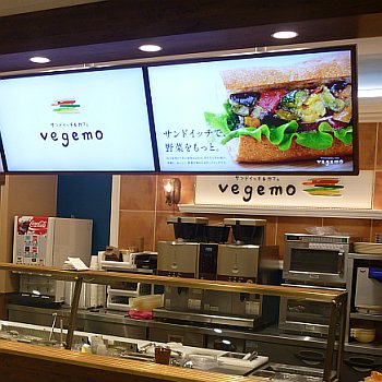 カフェ 価格.com GG Shibuya 店内デジタルサイネージ+店内モニター SPACEMEDIA全国のOOHメディアと最新OOHニュースの総合情報サイト