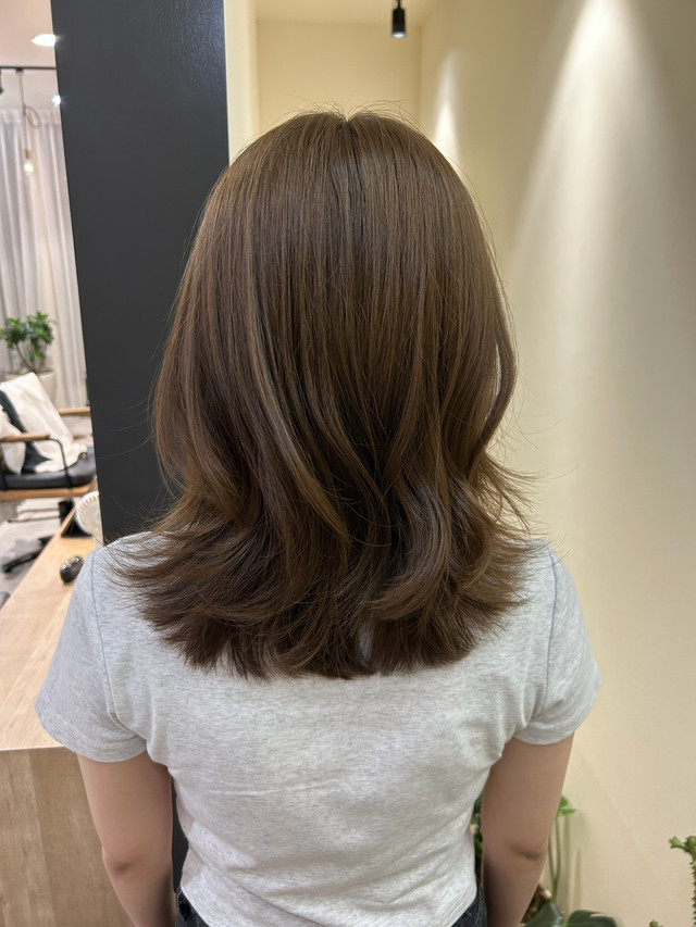 ブリーチ一回して下の色に近いミルクティーブラウンに染めたのです- Yahoo!知恵袋