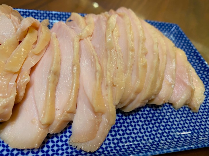 全ラーメンに捧ぐ‼︎完璧鶏鶏むね肉が鬼旨い鶏チャーシューに⤴︎ ◎一周回って丼にしたいラーメン鶏ハム♡ 鶏むね肉をフォークでｱﾀﾀﾀﾀ穴あけて、削ぎ切りしてから、 うまなる液 水200g塩10gきび佐藤10g に一晩漬けてたヤツを朝茹でてラーメンへDON⤴︎ 湯を沸かし