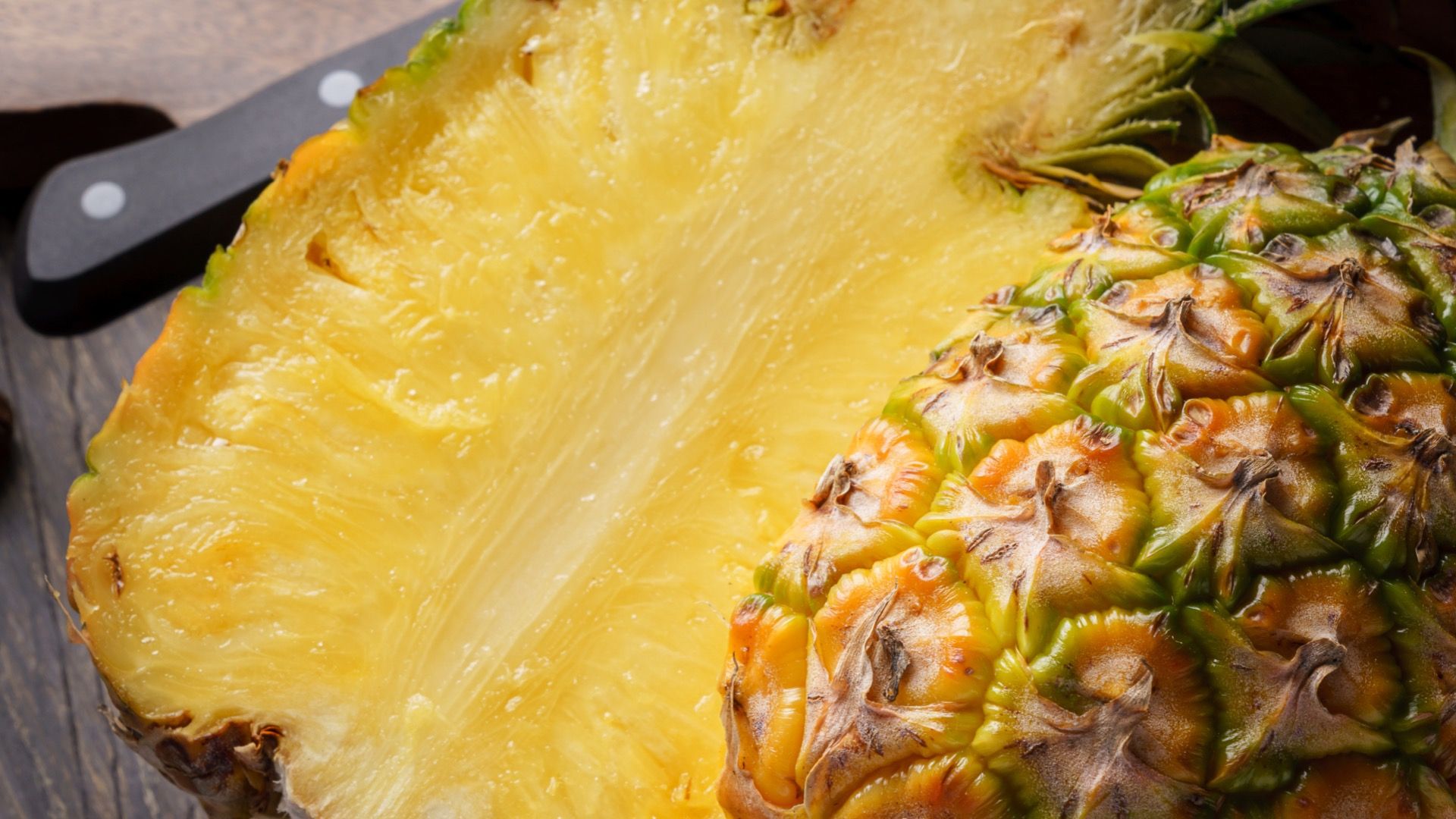 皮付きパイナップルの写真・画像素材-Snapmart スナップマート