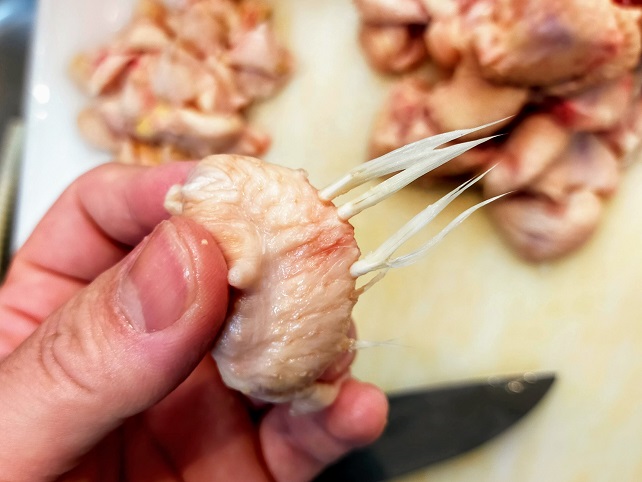 リクエストに応えて ぼんじりの下処理をしたよ🐔💕 ぼんじり、骨の部分は 今度レシピをまとめるね😍❤️ 待っててね🥹🤟ぼんじり焼き鳥鶏肉鶏肉レシピ節約節約レシピ鶏油チャーハン炒飯スタグラム炒飯