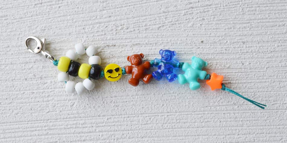 通して結ぶだけの簡単レシピ 親子でハンドメイドを楽しもう！ポニービーズのハッピーチャーム – BEADS FACTORY ANNEX