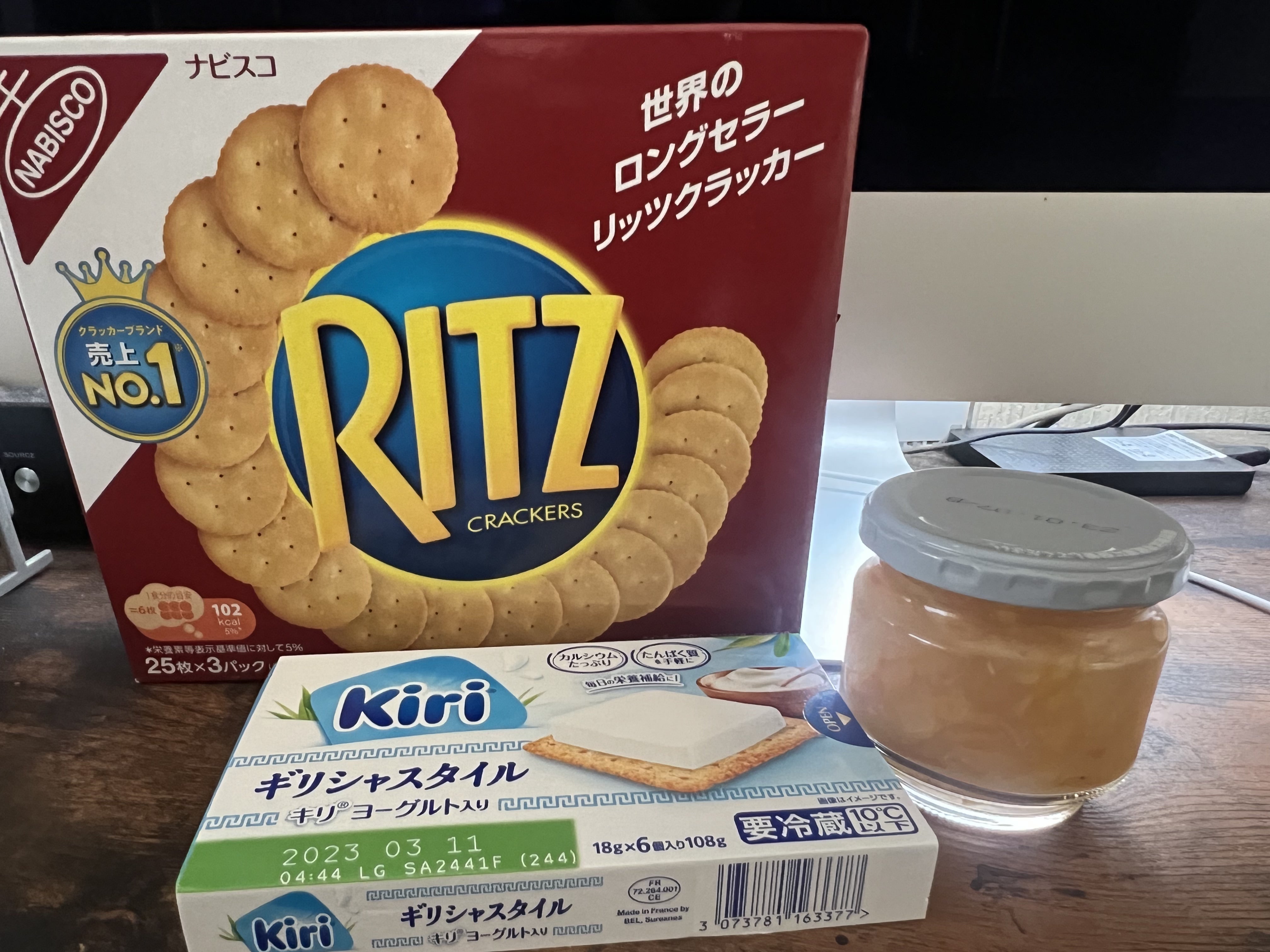 アプリコットジャムとクリームチーズのカナッペ