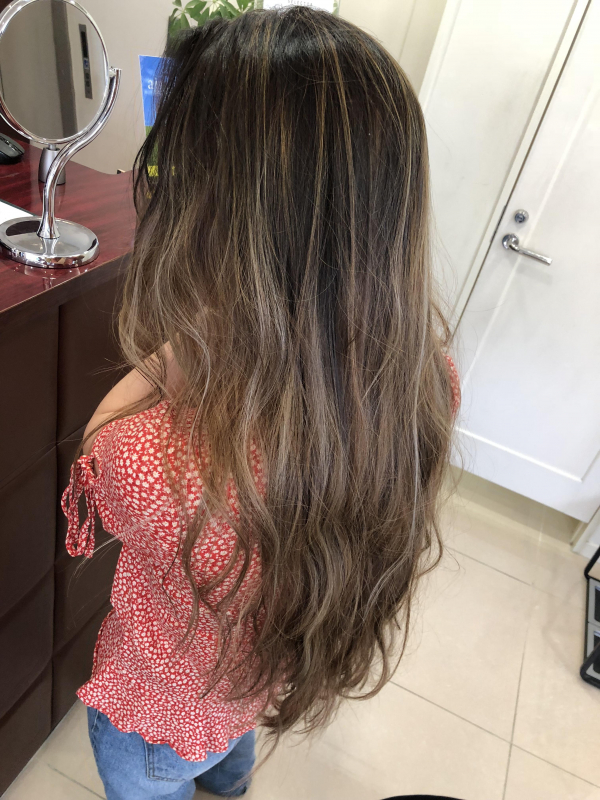 2024年は絶対コレ☆ 根元プリンが目立ちにくいバレイヤージュカラー。自然なグラデーションで髪を綺麗に！│美容室・美容院Lee リー