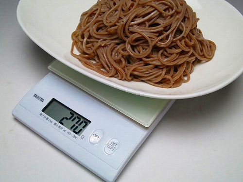 DEEN池森秀一さんの『究極のもりそば』 ①沸騰したお湯で乾麺 十割そば を茹でたら、火を止め、2分蒸らす。 ②湯切りをし、浄水でしっかりとぬめりをとる☆茹で時間と蒸らし時間は、袋に記載している指定の時間を守る！ ☆湯切り後、氷水は使わない。冷やしすぎN G