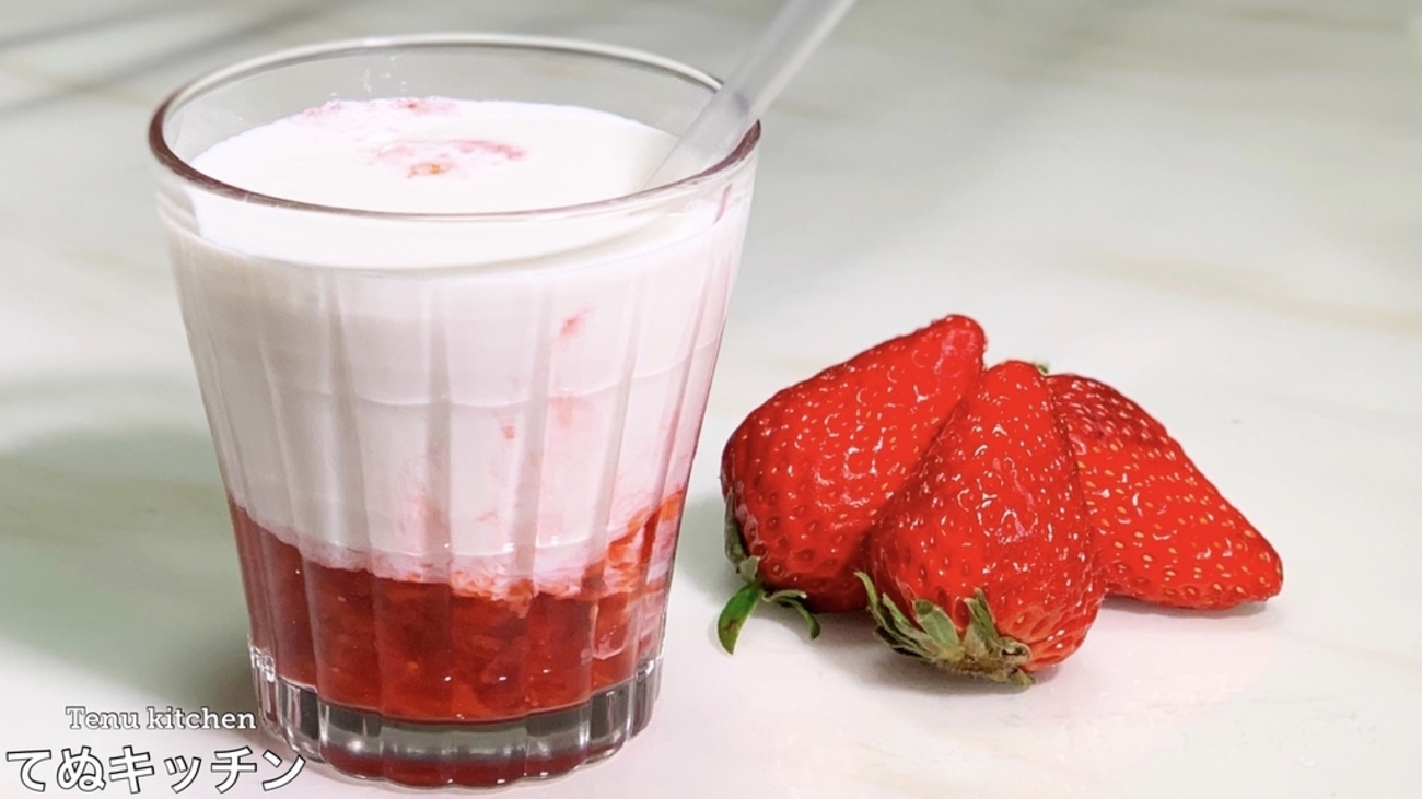 ミキサーなしで🍓「 いちごミルクジュース」このレシピのポイントは↓の投稿文をチェックしてくださいね✨⁠ .⁠----------------------------------⁠ ✍️このレシピのポイントは ⁠ .⁠ ✔️ミキサーいらずでフレッシュなジュースが作れる🥤⁠✔️ヨーグルト、牛乳を混ぜて