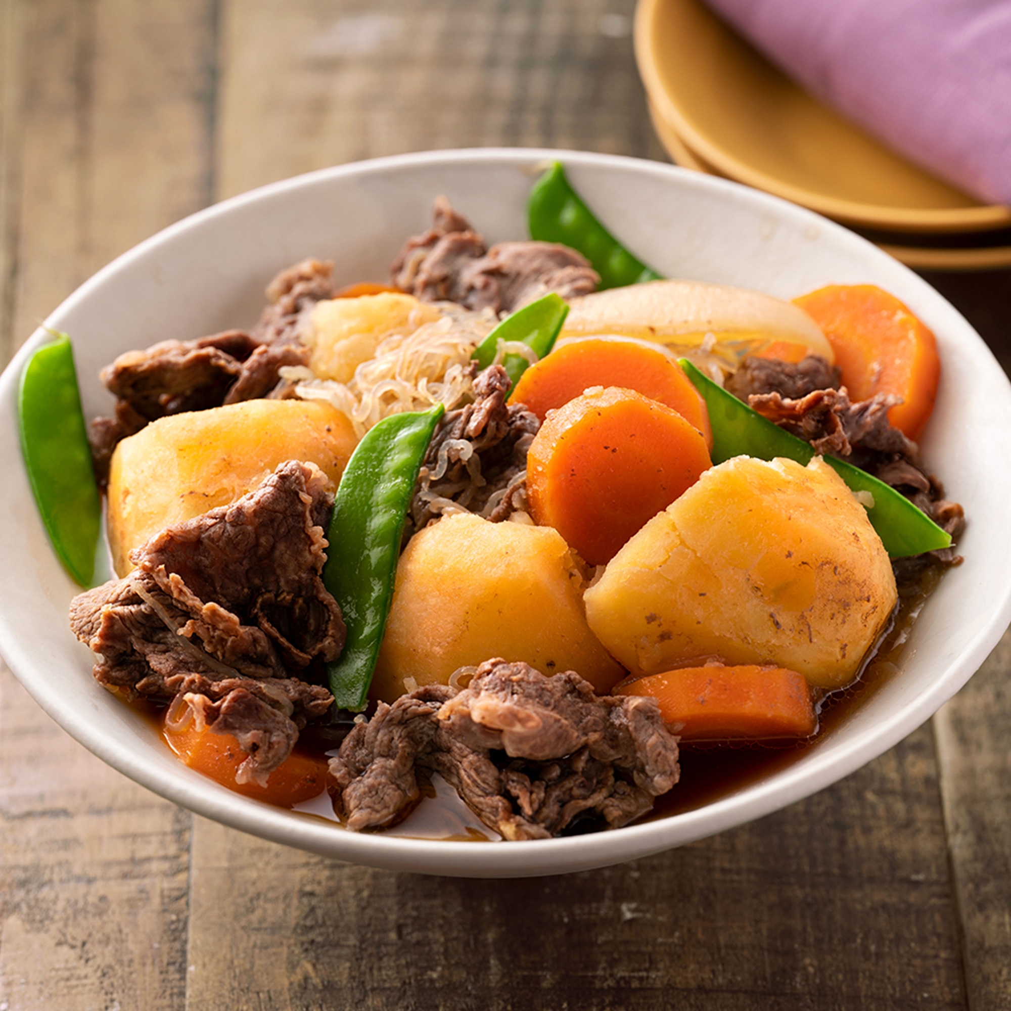 今日から試したい！ 「くずれない肉じゃがのコツ」 ①煮崩れしにくい品種を選ぶ 代表的なじゃがいもの品種のひとつ「男爵」は、くずれやすいため煮物には不向き。煮崩れさせたくない場合には、「メークイン」がおすすめです。 ②水にさらしておく じゃがいもの皮をむいて