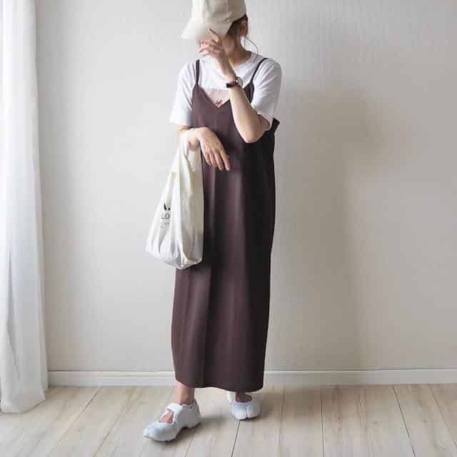 バーベキュー キャンプ デート服 メンズ 男性 春 秋 40代 30代 3点コーデセット黒マウンテンパーカー×グレー長袖スウェットトレーナー×ベージュスリムチノパンツ