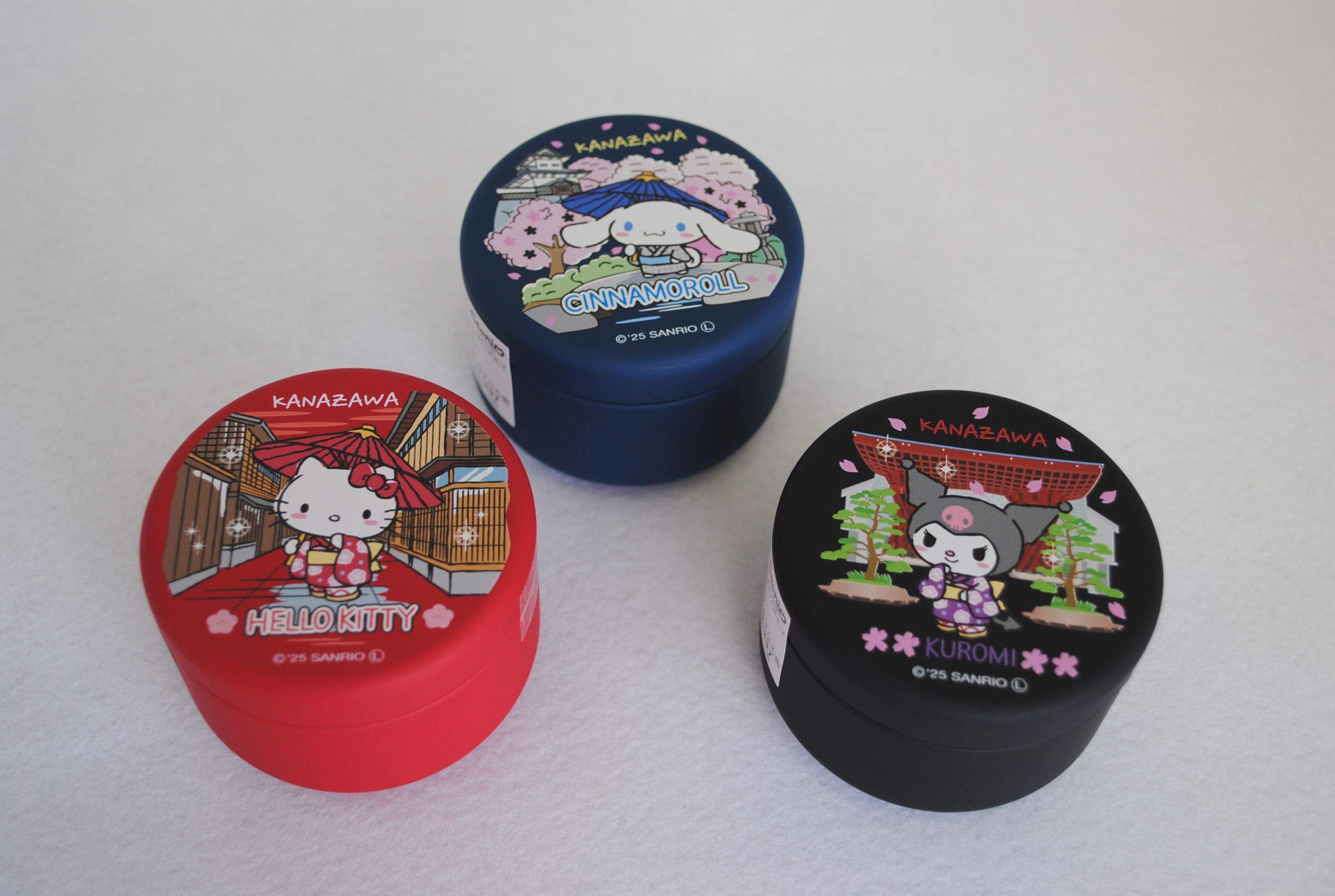 個包装した金平糖が、かわいい絵柄の茶筒缶に入っています