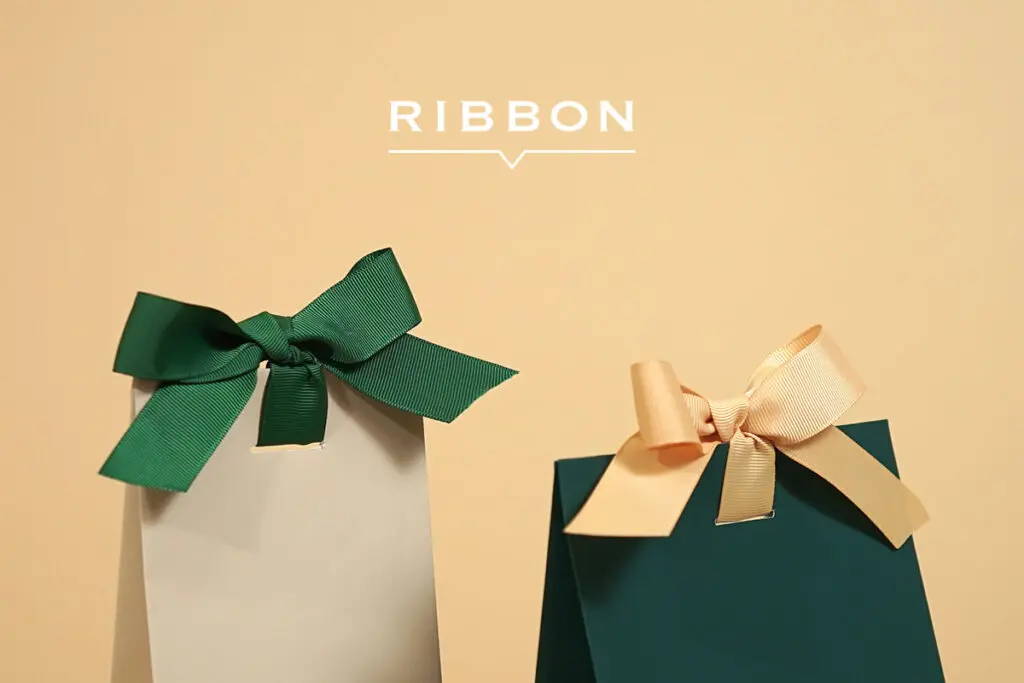 お花とリボンで華やかにラッピング 特別な日に心を込めて プレゼント・ギフト・贈り物にメンズピアス・レディースピアス・ネックレスなどプレゼント に人気！『カラーと煌めきで遊ぶ』Spark通販スパークシルバージュエリ