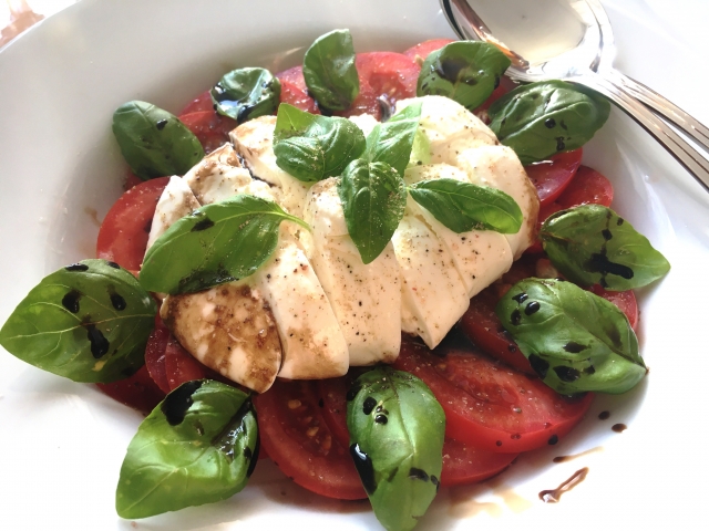 いちじくとブラータチーズのサラダ おうちごはん うた