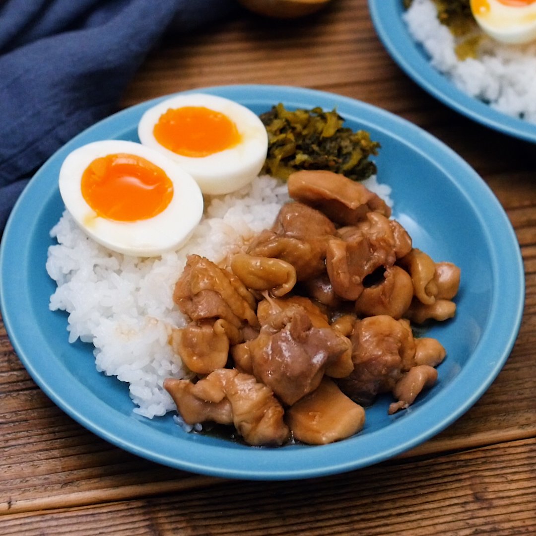 昨日に引き続き、鶏肉の丼レシピ。 鶏もも肉で作りやすいルーローハン風。 タレがしみしみのご飯もまた👌 卵を割る瞬間がたまらない🤤 ✏︎レシピ⬇︎ 〜 鶏肉のルーローハン風〜材料 2人分・鶏もも肉200g → 2cm角ほどの大きさに切る ・温かいごはん2人前