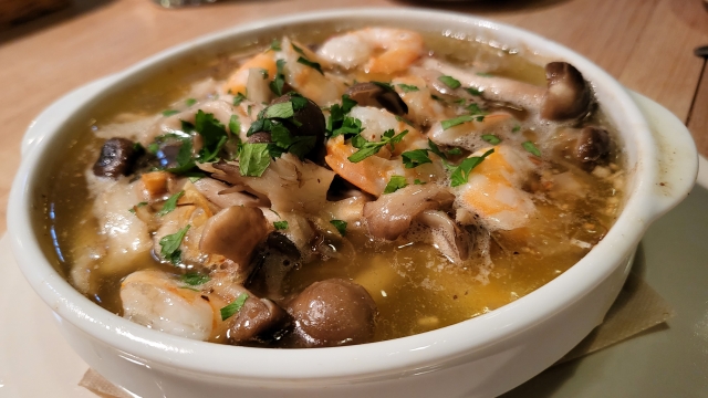 ワインのおつまみに♪ トマトと鶏肉のアヒージョ