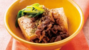 冷蔵庫に眠ってた焼き豆腐と海苔の煮物 焼き豆腐を切り小さめの鍋で水、麺つゆで煮ます 濃い味好きな人はみりんと醤油を足してね水位は豆腐の頭が出るくらいがいいです 中火でコトコト煮て、水位が減ってきたなと思ったらトングで豆腐をひっくり返します 豆腐が良い色に