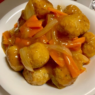 ごはんがすすむ台湾おかず きゅうりの醤油漬け入り蒸し肉団子 瓜仔肉丸のレシピ ①醬瓜 台湾きゅうりの醤油漬け・60g は1センチ角くらいに切る。②ボウルに、①と豚ひき肉 300g 、青ネギ小口切り 20g 、ニンニクのすり下ろし 少々 、台湾醤油 小さじ2